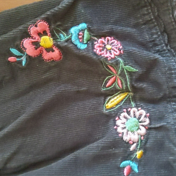 Adorable girls size 5 embroidered top and skort outfit. Purchased in Quebec. - Picture 2 of 10